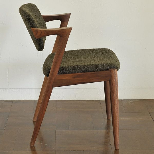 La Chaise Z-Line en Noyer et Bouclé Olive 1