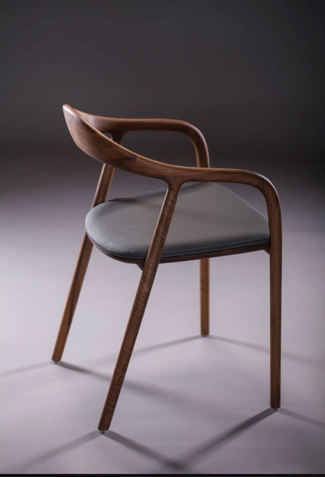 La Chaise Linear en Noyer et Lin 3